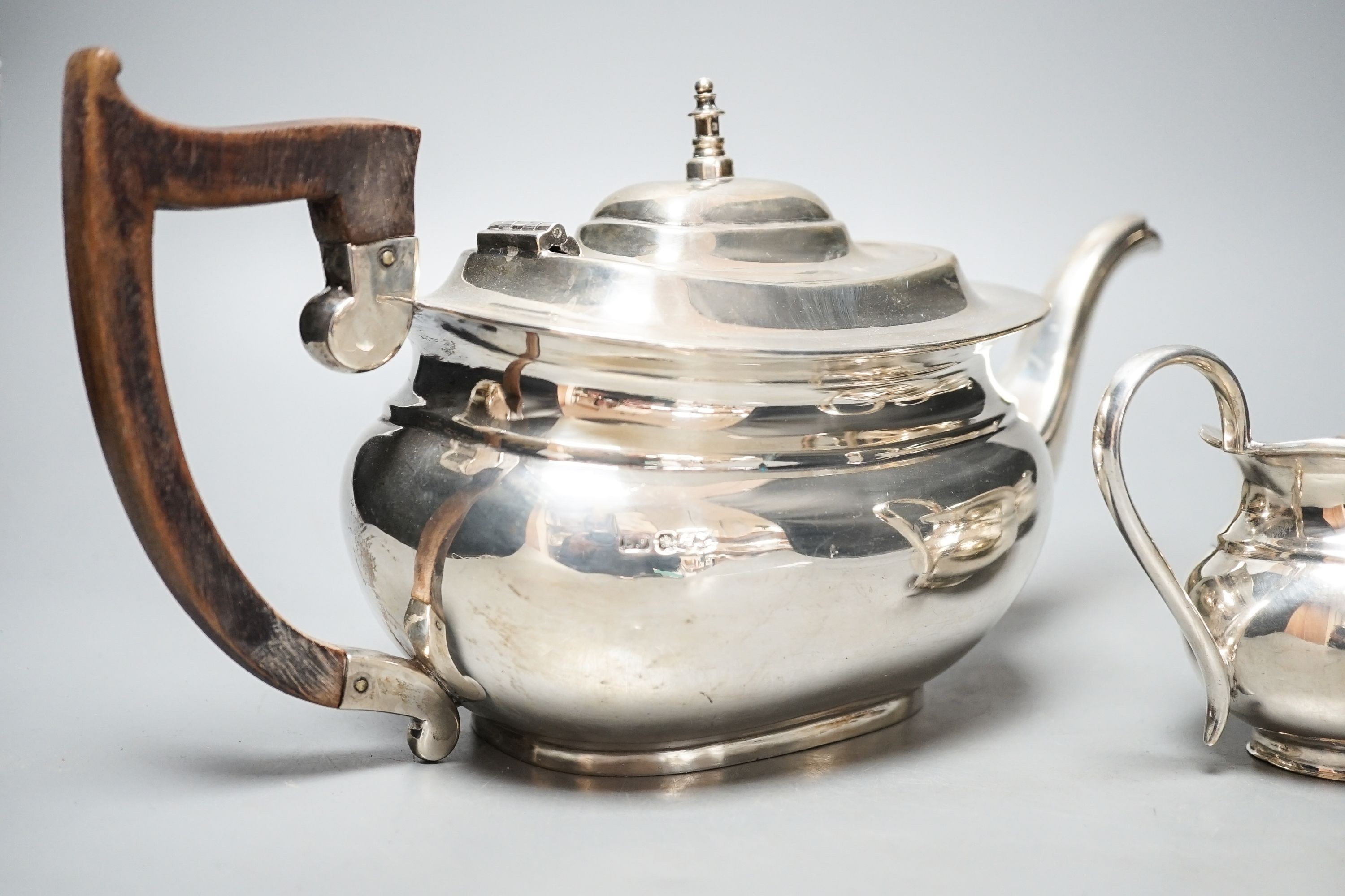 A George V silver three piece tea set, by Viner's Ltd, Sheffield, 1922/26, gross 39oz.